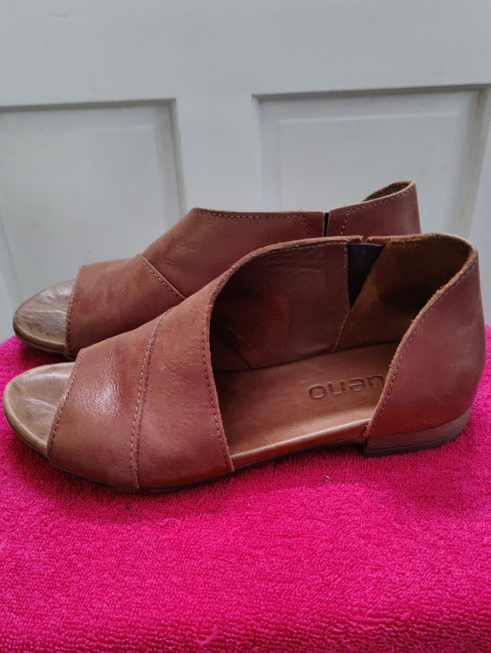 Bueno Women's Tan Open-Toe Leather Sandals